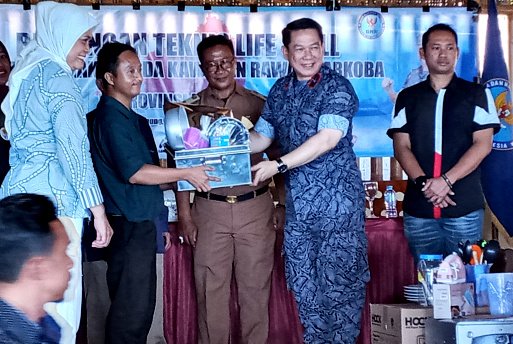 Kepala BNNP Lampung, Brigjen Pol. Budi Wibowo, memberikan alat pelatihan secara simbolis saat membuka pelatihan keterampilan bagi warga di sekitar rawan narkoba di Bandar Lampung, Selasa 7 November 2023.