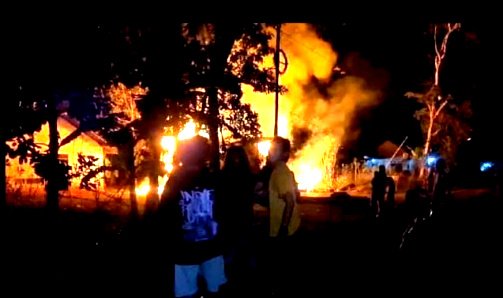 Pria mabuk berat setelah menegak Miras membakar rumah sepupu sendiri di Desa Sidorejo, Sekampung Udik, Lampung Timur, pada 7 November 2023 malam- foto Ist