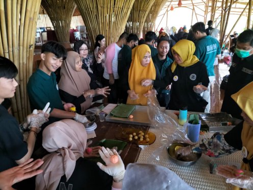 Hari kedua Bimbingan Teknis (Bimtek) Life Skill oleh Badan Narkotika Nasional (BNN) yang diikuti 50 Warga di wilayah rawan Narkoba di Kelurahan Keteguhan, Teluk Betung Timur, Bandar Lampung di Villa Gardenia berlangsung meriah, Rabu 8 November 2023