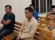 Zudarwansyah Caleg Dapil II dari Partai Grindra (kaos hijau) dan Kakon Way Nipah Aprial (kemeja cream) saat di ruang sidang PN Kotaagung, Senin 13 November 2023 - foto dok