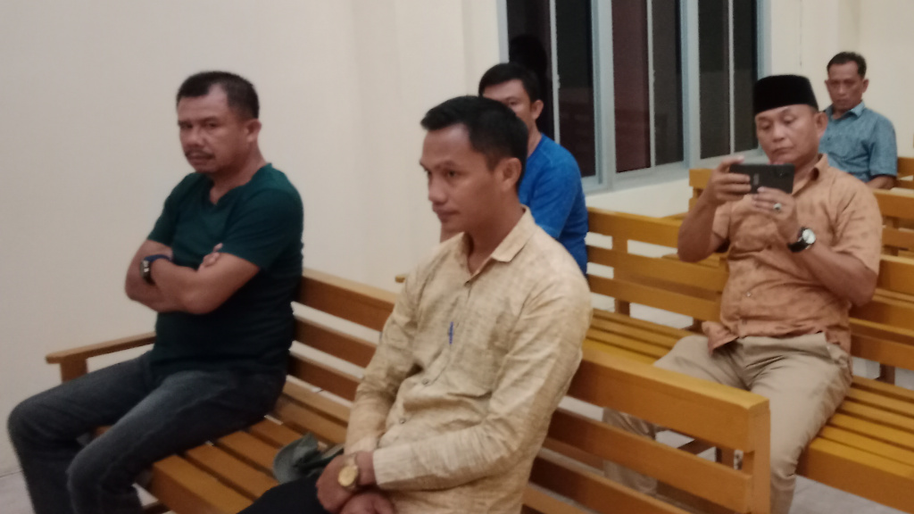 Zudarwansyah Caleg Dapil II dari Partai Grindra (kaos hijau) dan Kakon Way Nipah Aprial (kemeja cream) saat di ruang sidang PN Kotaagung, Senin 13 November 2023.