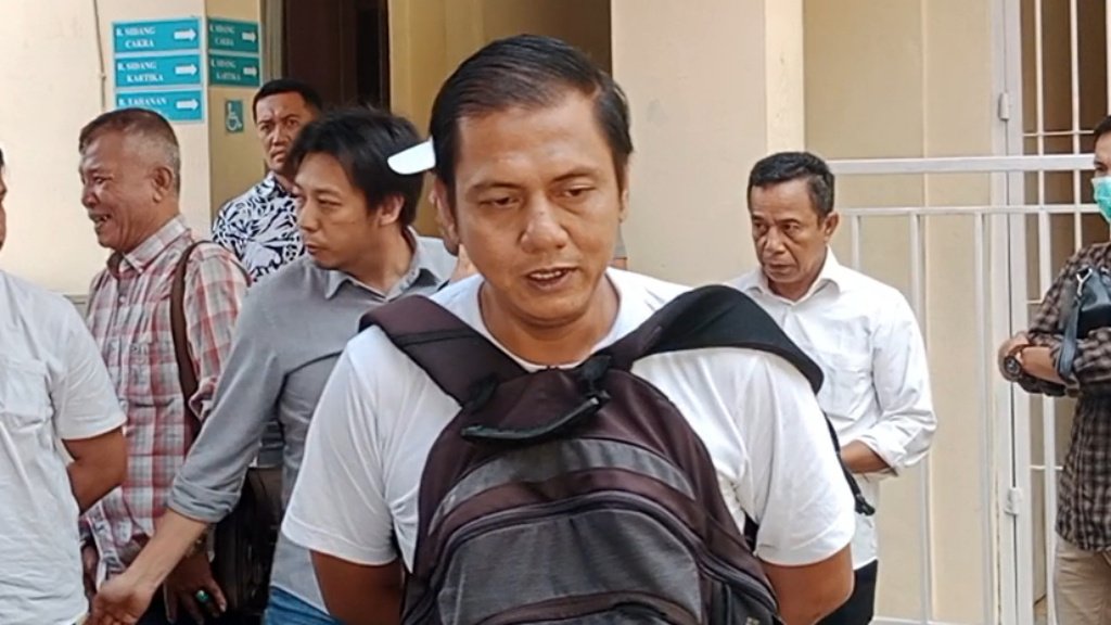 Ketua YPPKM saat di lingkungan PN Kotaagung, Rabu 15 November 2023, (foto: Rs)