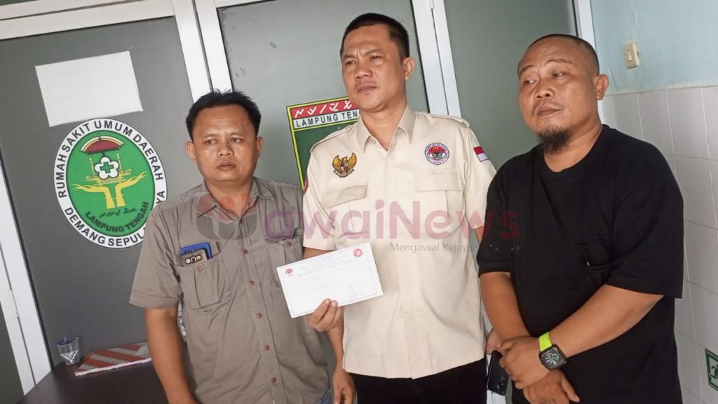 Ketua Investigasi LPKAN RI Projamin Provinsi Lampung Yunisa Putra (tengah) didampingi oleh Ketua DPD LPKAN RI Provinsi Lampung Hermawansyah (kanan) dan Ketua IWOI Pringsewu Sirli Hayadi alias Patih (kaos hitam) usai mengirimkan surat klarifikasi di RSUD Demang Sepulau Raya, pada Rabu 22 November 2023