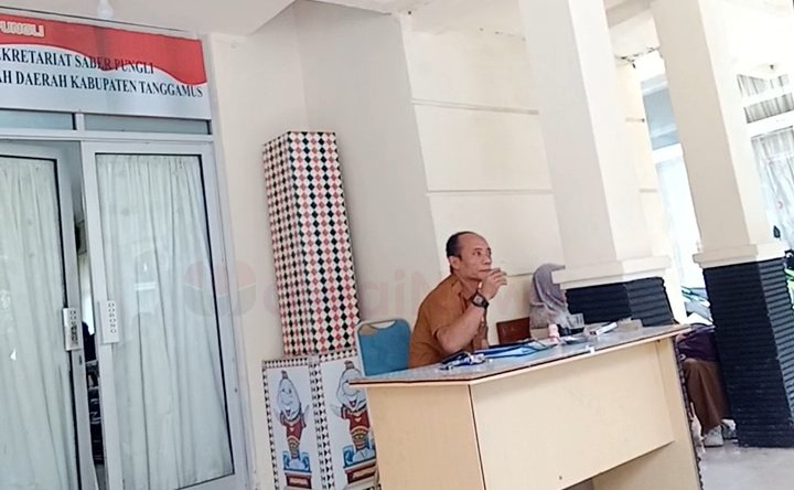 Salah satu petugas sedang duduk di depan ruang pemeriksaan di Inspektorat Kabupaten Tanggamus, Selasa 28 November 2023