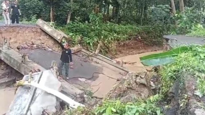 Jembatan ambrol, air juga merendam 70 rumah warga bahkan 30 di antaranya rusak, pada 30 November 2023- foto SS