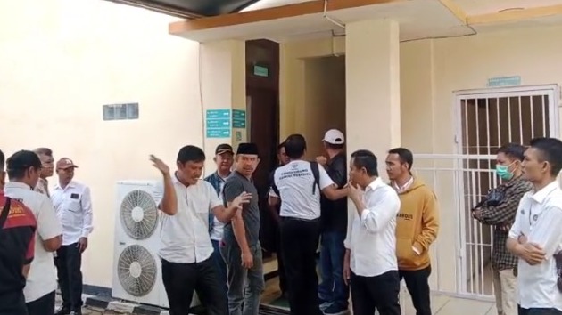 Suasana di luar ruang PN Kota Agung, usai sidang tuntutan JPU Tanggamus terkait kasus penganiayaan terhadap wartawan dengan terdakwa Kakon Way Nipah Apriyal, Kamis (15/11/2023) - foto wawai news