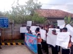 Buruh Bongkar Muat Tanggamus Geruduk PT Tirta Investama di Pekon Teba