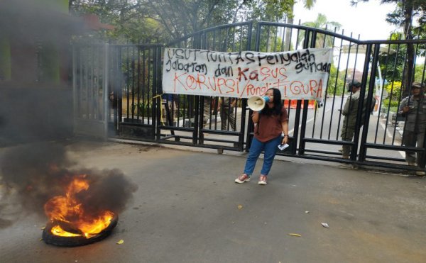Barisan Muda Bekasi menggelar unjuk rasa menuntut Inspektorat dan Kejaksaan Negeri Bekasi memeriksa oknum pegawai humas terlibat dugaan kasus jual beli foto dan bingkai