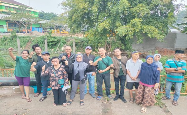 Warga di RT.05/RW.03, Komplek Pondok Hijau Permai, Jl. Kenari Utara Blok B2, Kelurahan Pengasinan, Kecamatan Rawalumbu, Kota Bekasi berharap pemerintah Kota Bekasi jadi penengah terkait polemik tanah hibah dari Yayasan Binakarya Mandiri (BKM)