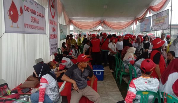 Puskesmas Pugung Raharjo Gelar Germas di Lapangan Merdeka GPJ, Ajak Kader Kesehatan Makan Buah Bersama