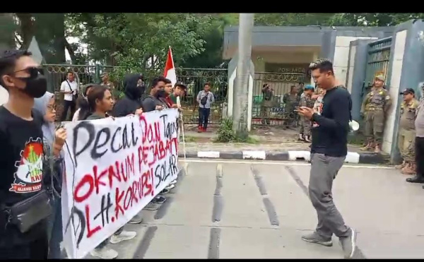 Massa aksi dari Aliansi Rakyat Bekasi (ARB) menggelar aksi di komplek Pemerintah Kabupaten (Pemkab) Bekasi, Senin 27 November 2023