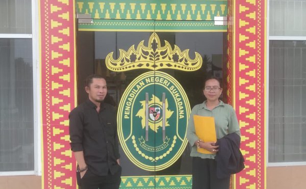 Niluh Listriyani dan suaminya Rahman Bulex, yang ikut mendampingi korban dan memperjuangkan nasib keluarga candik.