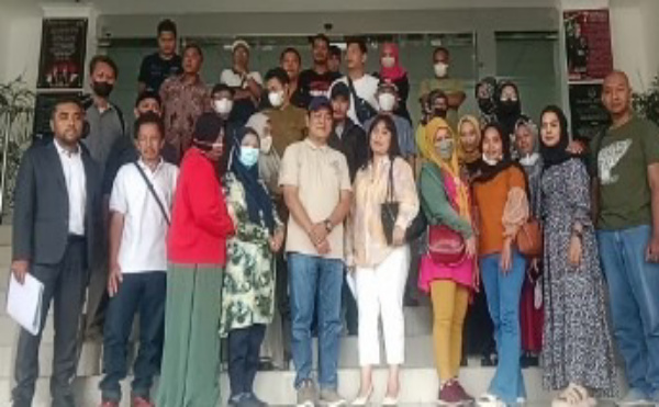 Para mitra atau member korban investasi Cripto EDCCash yang tergabung dalam perkumpulan/paguyuban Mitra Bahagia Berkah Bersama kembali mengeruduk Kejaksaan Negeri Kota Bekasi, pada Selasa 28 November 2023.