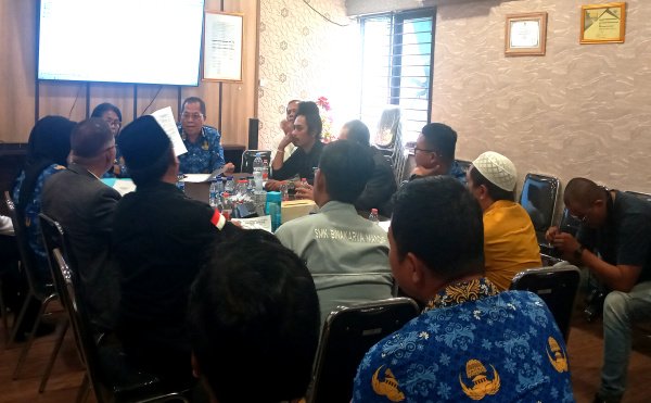 Suasana rapat di ruang BPKAD Kota Bekasi melibatkan pihak Yayasan BKM, dan perwakilan warga. Rapat dipimpin langsung oleh Kepala BPKAD Sudarsono pada Rabu 29 November 2023