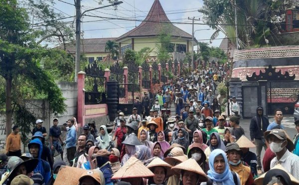 Lawan mafia tanah, ratusan warga dari 8 desa di Lampung Timur geruduk kantor ATR/BPN Lampung, Kamis 30 November 2023.- foto Jali