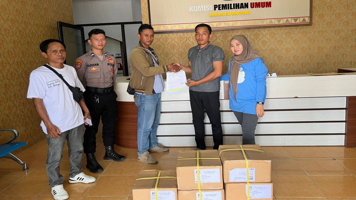 Ribuan lembar alat bantu tuna netra tiba di KPU Pringsewu, pada Jum'at 29 Desember 2023, (foto_hmp)