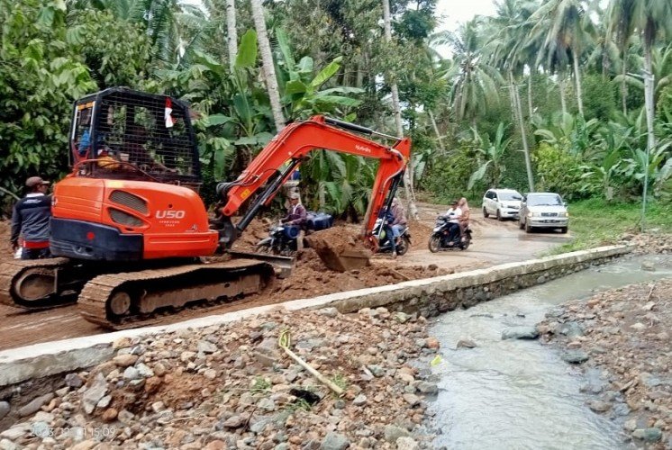 Pemkab Tanggamus kirim satu unit ekskavator untuk membuat tanggul di aliran sungai Dusun Tanjungan Anom dan Tanjungan Induk, Jumat, 01 Desember 2023. (Foto: Dok. Pemerintah Pekon Tanjungan)