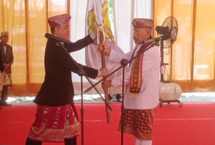 Sidik Ali gelar Suttan Kiyai terima penyerahan petaka dan penyematan pin sebagai Ketua MPAL Lampung Timur masa bhakti 2023 - 2028