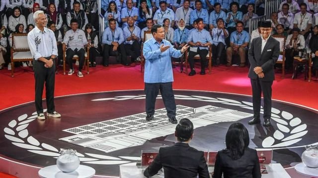 Prabowo memasang kuda-kuda sigap saat debat perdana Capres 2024 pada Selasa 12 Desember 2023, (foto_dww)