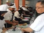 30 peserta dari Lembaga Keterampilan dan Pendidikan (LKP) Delima di Kabupaten Lebak mengikuti uji Kompetensi PKK di TUK Ani Pandeglang, Sabtu 15 Desember 2023