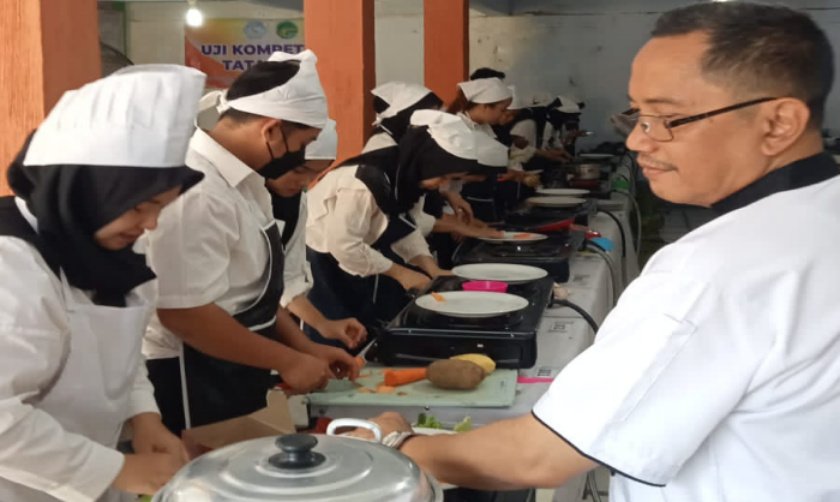 30 peserta dari Lembaga Keterampilan dan Pendidikan (LKP) Delima di Kabupaten Lebak mengikuti uji Kompetensi PKK di TUK Ani Pandeglang, Sabtu 15 Desember 2023