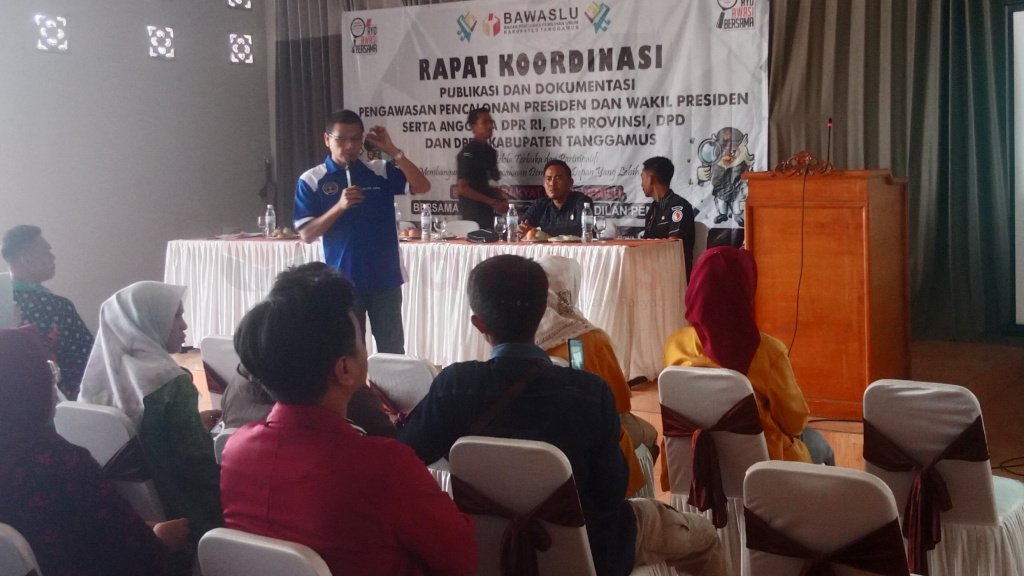 Ketua PWI Lampung memberi materi di Aula Urbanview Hotel Ratu Kuring Gisting, pada Selasa 5 Desember 2023.