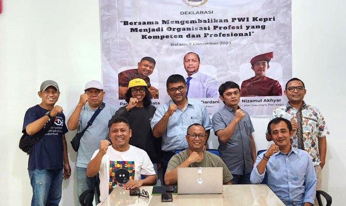 Pasangan Saibansah Dardani dan Parna Edison Simarmata menggelar deklarasi sebagai calon Ketua PWI Provinsi Kepri periode 2023-2028 dan Ketua Dewan Kehormatan (DK) PWI Kepri, Sabtu (9/12/2023).
