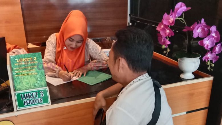 Ketua DPP SP3, Supriansyah menyerahkan surat laporan di bagian resepsionis Kejaksaan Negeri Tanggamus, pada Senin 11 Desember 2023, (foto_ald).