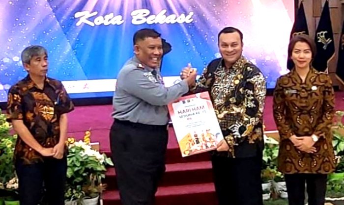 Asisten Pemerintahan Lintong Dianto Putra, mewakili Pj Wali Kota Bekasi menghadiri penyerahan piagam penghargaan penilaian Kabupaten/Kota Peduli Hak Asasi Manusia (KKP HAM) di Aula Soepomo Kantor Wilayah Kementerian Hukum dan HAM Jawa Barat, Selasa 19 Desember 2023.