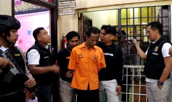 Timin pelaku pembunuhan IRT di Pekon Sudimoro Kecamatan Semaka, saat konfrensi pers ungkap kasus di Polres Tanggamus, Rabu (20/12/2023)