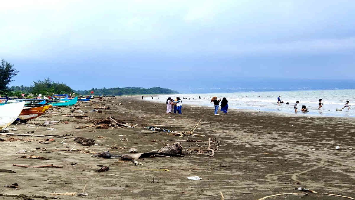 Libur Akhir Tahun, Pantai Digul Jadi Alternatif  Baru Wisatawan Lokal di Tanggamus pada Minggu 31 Desember 2023 - foto Arzal