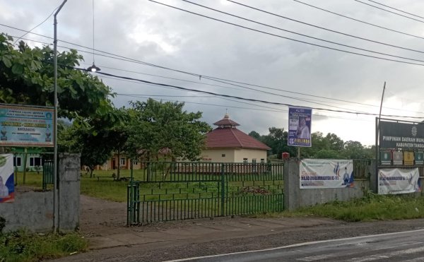 foto baliho salah satu Caleg terpampang di pagar sekolah di wilayah Tanggamus, Lampung, saat ini sudah memasuki masa kampanye, 2 Desember 2023