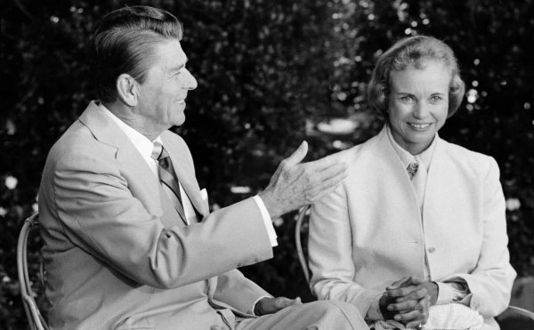 O'Connor duduk bersama Presiden Ronald Reagan di Rose Garden Gedung Putih pada tanggal 15 Juli 1981. Reagan mencalonkan O'Connor ke pengadilan pada awal Juli.-AP