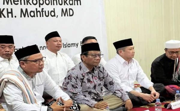 Mahfud Md Cawapres sekaligus Mengkopolhukam melaksanakan kunjungan sekaligus silaturrahmi Halaqah Kebangsaan di Madrasah Annida Al Islamy Kota Bekasi pada Senin 4 Desember 2023 malam.