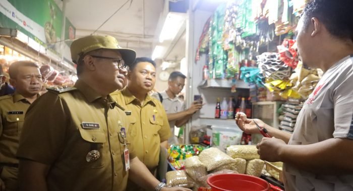 Didampingi Kadisprindag, Pj Wali Kota Bekasi Gani Muhamad sidak di Pasar Bantargebang pastikan stok aman jelang Nataru, Senin 11 Desember 2023