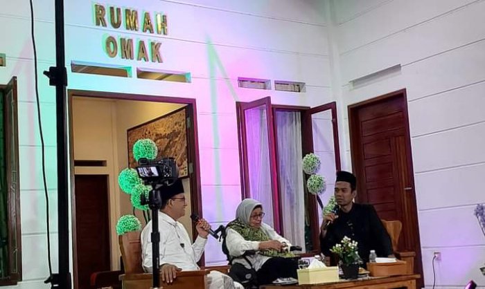 Anies dan UAS saat bertemu di Rumah Omak, kawasan Pondok Pesantren Hj Rohana, Kampar, Riau dalam rangkaian kampanye di Riau pada Rabu (13/12/2023)