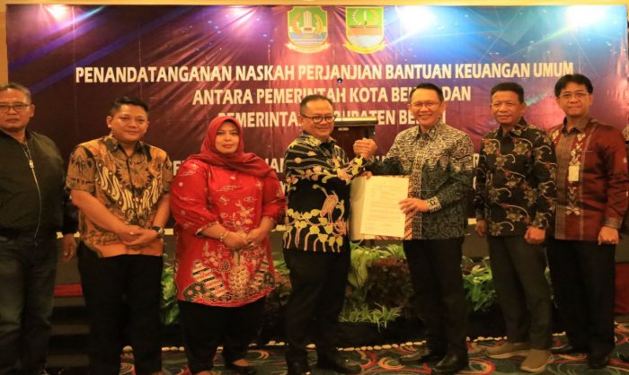 Pj. Wali Kota Bekasi, Raden Gani Muhamad bersama Pj. Bupati Bekasi, Dani Ramdan menandatangani naskah perjanjian bantuan keuangan antara Pemerintah Kota Bekasi dan Pemerintah Kabupaten Bekasi tentang Pemberian bantuan keuangan umum dalam rangka pemisahan aset dan wilayah layanan perumda Tirta Bhagasasi di Kota Bekasi di Hotel Horison Bekasi. Jumat (22/12/2023)