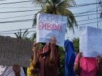 Puluhan Emak-emak Protes Keberadaan Stockpile Perusahaan Batu Bara di Way Lunik