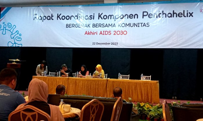 Komisi Pengendalian AIDS (KPA) Kota Bekasi bersama Dinas Kesehatan (Dinkes), Kesos, komunitas AIDS, Media menggelar rapat koordinasi komponen Pentahelix, pada Jumat 22 Desember 2023