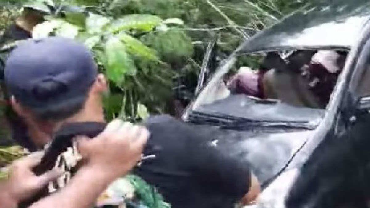 Kecelakaan tunggal mobil minibus Xenia Nyunsep ke jurang dengan kedalaman sekira 100 meter di Pekon Sirna Galih, Ulu Belu, Tanggamus, pada Selasa 26 Desember 2023