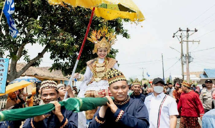 Momen Nagita Slavina istri Raffi Ahmad diarak menggunakan tandu layaknya pengantin Lampung di Kalianda, Lampung Selatan membuat heboh warga di Desa Way Pisang tempat kelahiran Ketua Umum PAN Zulkifli Hasan, pada Minggu 24 Desember 2023