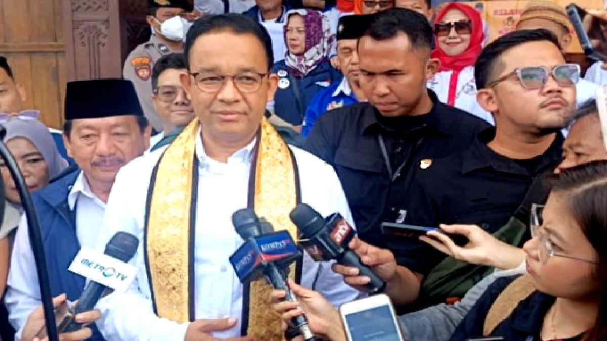 Anies Capres Nomor 1 saat tiba di Bandara Radin Inten Lampung untuk menhadiri deklarasi dan dialog di Lampung Timur dan Selatan, Minggu 14 Januari 2024