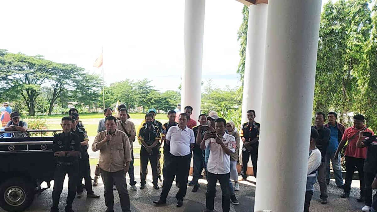 Puluhan wartawan menggelar aksi damai di depan sekretariat Bupati Tanggamus, Senin 8 Januari 2024, (foto_hr)
