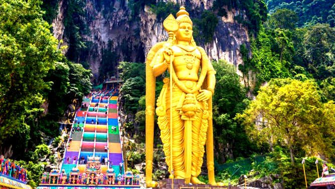 Batu Caves jadi pusat wisata religi, merupakan tempat ibadah bagi umat Hindu.