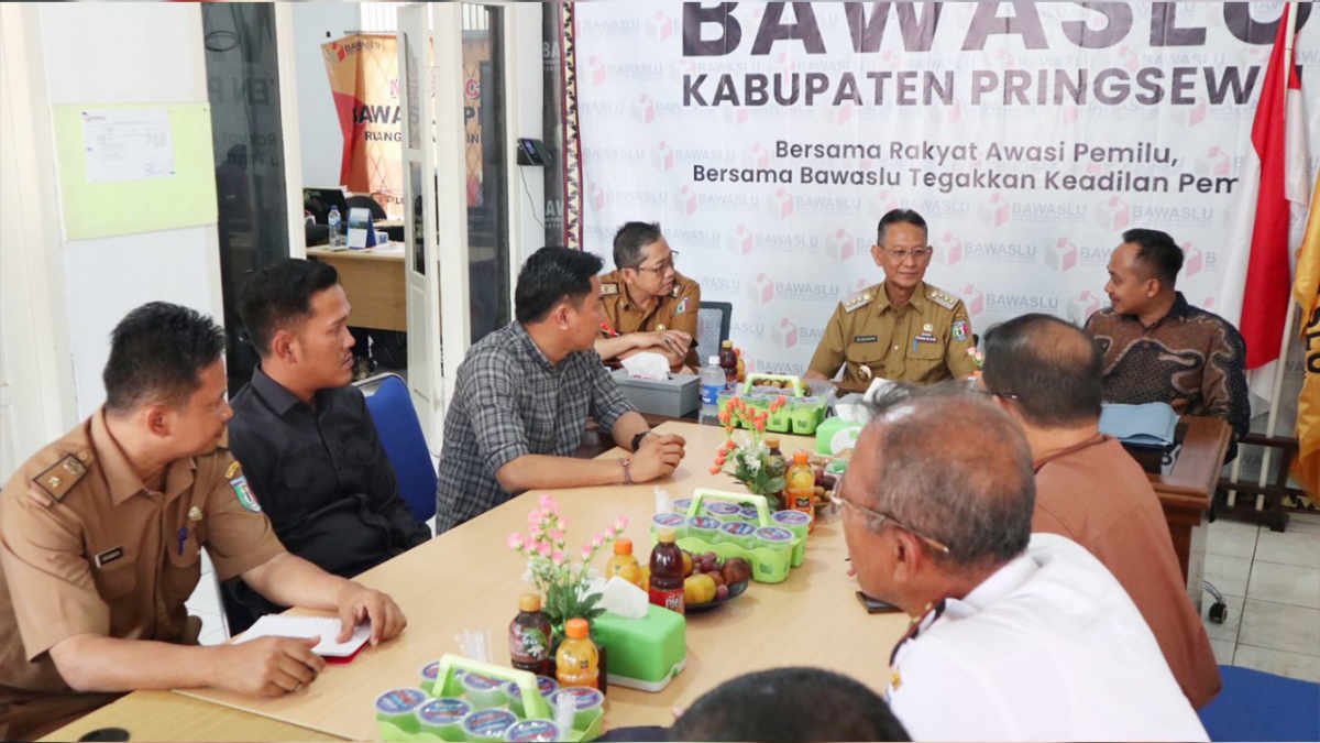 Penjabat Bupati Pringsewu Adi Erlansyah bersama Forkopimda bertandang ke kantor Badan Pengawas Pemilu (Bawaslu) Kabupaten setempat, pada Senin 15 Januari 2024.