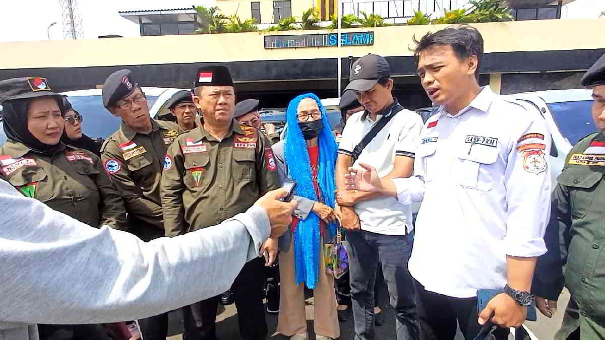 Ketua LKBH PKN Dakka Duri Busisa S.H, ditemui bersama Ketua Umum DPP-PKN Dikaios Mangapul Sirait usai mendampingi kliennya di Polrestro Bekasi Kota, Rabu 31 Januri 2024