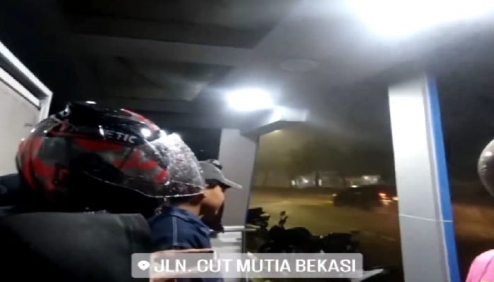 Waduh, Halte Sultan Kota Bekasi Bocor Saat Hujan Deras