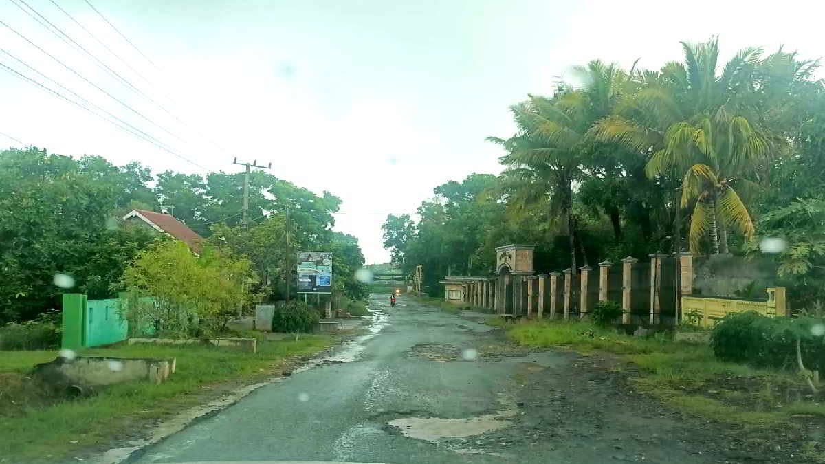 Kondisi jalan Jalan Ki Hajar Dewantara di Lampung Timur, rusak Parah karena lama tidak mendapat perhatian. Jalan itu diketahui milik Provinsi Lampung