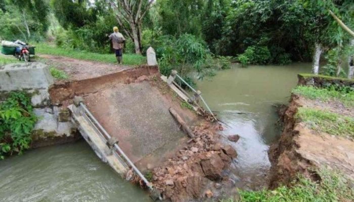 Diterjang Air, Jembatan Penghubung di Terusan Nunyai Ambrol