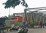 Jembatan Penghubungan Cipendawa-Jatiasih Ambles, Macet Panjang Tak Terelakkan